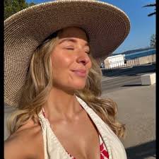 Hannah Blades (@hannah_trina)