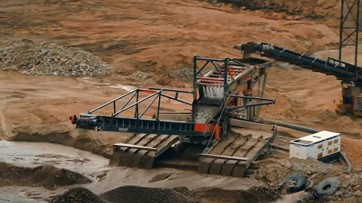 A heavy-duty wash plant processing paydirt, do AI tạo