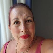 Cleaning some cabinets and I found a cool book about essential oils blends  with recipes! It was a gift from a friend that offers Doterra products. Of  course all essential oils producers