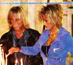 E' ancora tempo di vacanze per carmen russo, enzo paolo turchi e maria. Carmen Russo Mamma Lei Prega Con Enzo Paolo Turchi E Rivela Ci Sono Novita Isa E Chia