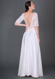 Sei der star auf jeder party jetzt etuikleider auf otto.de bestellen! Brautkleid Mit Tiefen Ruckenausschnitt Aus Zarter Spitze Und Wildseide Anne Wolf