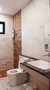 Kamar mandi mungil serba putih berhiaskan foto dinding dengan bathtub berbentuk bowl ini tak kalah kece untuk dijadikan referensi. T0hhnaj4fmgjzm