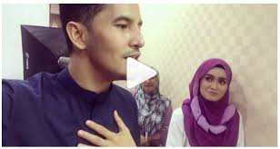 Beliau telah berkahwin pada usia yang muda iaitu ketika berumur 19 tahun dengan rakan sekerjanya pada ketika itu, datin nur shahida binti mohd rashid yang berusia 22 tahun. Siapa Nak Bantuan Hubungi Saya Jutawan Terlajak Laris Dato Aliff Syukri Suarakan Hasratnya Untuk Bantu Siapa Yang Memerlukan Pertolongannya Lihat Cara Nak Daftar Populer Viral