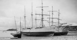 Cancale Le Port De La Houle Dans Les Annees 30 Il Reste Encore Trois Navires Terre Neuviers Desarmes Pendant L Hiver Voile Bateau Cancale Navire