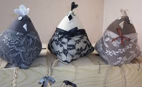 Cale Porte 3 Poulettes En Habit De Dentelle Accessoires De Maison Par Mistigri Et Lulu Cale Porte Travaux Manuels Decoration Idee Couture