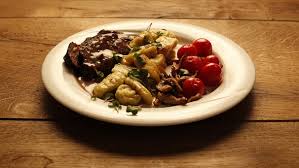Hauptspeise Katarina Stahl Geschmorte Rinderbackchen Mit Rotwein Sosse Und Basilikum Gnocchi Rezepte Landfrauenkuche Br Fernsehen Fernsehen Br De