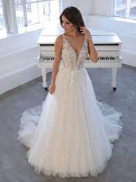 Bei dieser art von brautkleid wird fast jede braut fündig. A Linie Mit Glitzerbestickungen Und Transparentem Rucken Pretty You