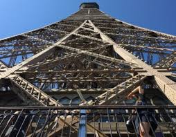 Elle s'éclaire tous les jours à la tombée de la nuit de toutes les couleurs. Pourquoi La Tour Eiffel Va Rouvrir En Juillet Apres Les Autres Grands Monuments De Paris Actu Paris
