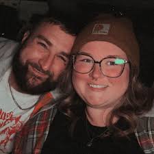 Renting vintage red couch for christmas photos in triad?