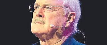 El temor que expresó John Cleese en Mallorca se hace realidad: La versión  teatral de 'La vida de Brian' censura su escena más icónica