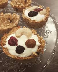 Nids De Flocons D Avoine Et Muesli Melange A De La Compote Accompagne De Fromage Blanc Et Fruits Secs Ici Raisins Cramberies Noi Mini Cheesecake Desserts Food