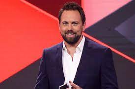 He hosts television programs and live events and also work as an actor and producer. Die Oscars Steven Gatjen Uber Unvergessliche Red Carpet Momente Gala De