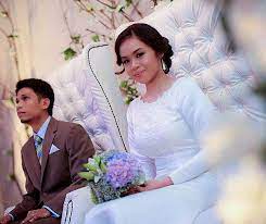 When a lady is dressed in an evening gown, she would definitely be the epitome of grace, poise and elegance. I Am A Bride Personalise Bridal Wedding Gown Online Malaysia That Inspired Brides Modern Malay Wedding Gown Minimalism Style Custom Made Inspired By Celebrity Designer