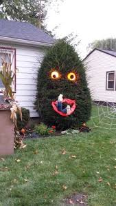 Grimmige kürbisgesichter schmücken an halloween den garten, die fenster und eignen sich hervorragend als tischdekoration. 99 Bezaubernde Und Gespenstische Moglichkeiten Zu Schmucken Baume Fur Halloween 8 Halloween Deko Vorgarten Halloween Deko Garten Halloween Deko