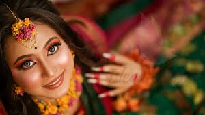 Annesha Dhar 🙄 Saree: স্বর্ণচরী by Tilottoma ❤️