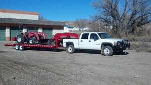 Some of the differences between gooseneck hitches and 5th wheel hitches are the coupling mechanism, the level of invasiveness in the truck bed, overall cost and the types of trailers typically pulled by each hitch. Gooseneck Cab Clearances Tractorbynet