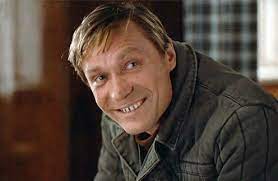 Будущий актер появился на свет в начале октября 1944 года в небольшом поселке забайкальского края (в те. Aleksandr Mihajlov Spas Cheloveka Na Vojne Starhit Ru