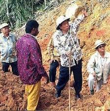 His father, lim shi quan passed away at the same year and tan sri lim goh tong pick up the responsibilities of as the head of his family. Lim Goh Tong House