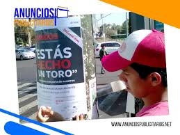 Cómo pegar publicidad en postes para una campaña exitosa | VirtualMailer