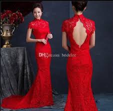 Quei sconto vestiti da sposa a prezzi accessibili per la sposa sono pronti per il vostro grande giorno! Acquista Abiti Da Sposa Cinesi Slim In Seta Di Pizzo Rosso Di Lusso Abito Lungo Cheongsam Migliorato Collo Alto Rosso Abiti Da Sposa Da Sposa Senza Schienale Stile Sirena A 67 25