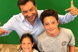 Presentador de tv y radio conductor matinal @contigochv , late slb vive, podría ser peor de radio bio bio y anfitrión de @lajunta_oficial de youtube. Hijos De Julio Cesar Rodriguez Tienen Bello Gesto Con Su Papa Mamas Bellas Noticias De Mujeres Mamas Bellas Noticias De Mujeres