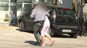 Άγριο ξημέρωμα, κουκουλοφόροι ληστές εισβάλλουν σε μονοκατοικία στα γλυκά νερά, αφού πρώτα στραγγαλίζουν και κρεμάνε τον σκύλο της οικογένειας, σπάνε το παράθυρο του ισογείου και γλιστράνε μέσα. Sokarei H Iatrodikastikh Ek8esh Gia Ton 8anato Toy Brefoys Apo To Rotbailer Vid Plus Koinwnia Gazzetta Gr