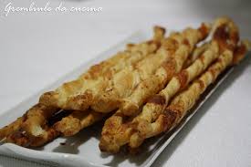 Rustici, salatini, torte salate, cannoli e molto altro ancora. Salatini Di Pasta Sfoglia Con Paprika E Parmigiano Reggiano Grembiule Da Cucina