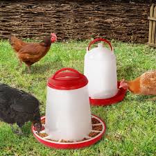 Les abreuvoirs sur pied ont l'avantage de se rester propre plus longtemps et. Lot Mangeoire 3 Kg Et Abreuvoir 3l Pour Poules Et Volailles Cdiscount