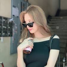 Mbok yum seorang janda, hidup sebatang kara disebuah rumah petak. 10 Pesona Seohyun Snsd Saat Pakai Kacamata Hitam Stunning