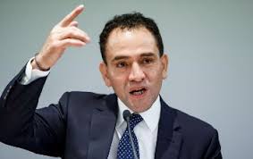 Desaparición de fideicomisos agilizará recursos a creadores, dice Arturo  Herrera