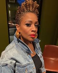 A little #SweetAfternoon for the folks… 💋💄 @loumackbeauty