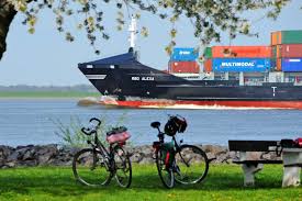 Fahrradtour Durchs Fruhlingshafte Farbenmeer Das Alte Land Am Elbstrom Wird Zur Blutezeit Zum Eldorado Fur Pedal Fahrradtour Altes Land Urlaub In Deutschland