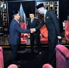 Cami, eylül 1984'te merhum terengganu almarhum tarafından resmi olarak açıldı. Hrh Al Wathiqu Billah Sultan Mizan Zainal Abidin Ibni Almarhum Sultan Mahmud Al Muktafi Billah Shah Sultan Of Terengganu Granted An Audience To H E Mr Olexander Nechytaylo Ambassador Of Ukraine To Malaysia Embassy