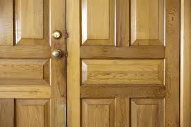 Kebanyakan konsumen yang membuat pintu menggunakan bahan dasar kayu jati. Mudah Finishing Pintu Kayu Jati Menggunakan Pernis Water Based