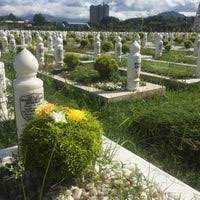 Selang berapa minit sampai pertengahan bacaan yasin tiba tiba bunyi macam hujan batu kecil pulak atas zink bumbung pondok kami berlindung. Tanah Perkuburan Islam Batu Muda Friedhof In Batu Muda