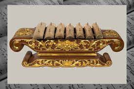 Alat musik ini dibuat dari bambu, dibunyikan dengan cara digoyangkan (bunyi disebabkan oleh benturan badan pipa bambu) sehingga menghasilkan bunyi. Alat Musik Gamelan Pengertian Sejarah Jenis Fungsinya