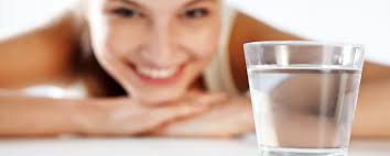 Bevi 4 bicchieri di acqua al giorno. Bere 8 Bicchieri Di Acqua Al Giorno Non Serve Ecco Perche Giornale Di Sicilia