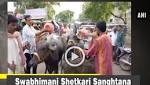 Swabhimani Shetkari Sanghtana workers bathe