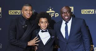 Alors que son contrat arrive à son terme au psg en juin 2022, kylian mbappé ménage le suspens concernant sa prolongation. Psg Le Pere De Kylian Mbappe Defend Son Fils