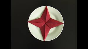 Voici 3 techniques de pliage de serviette qui feront leur effet ! Comment Plier Ses Serviettes De Table Pour Noel