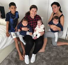 Cristiano ronaldo dos santos aveiro was born in the são pedro parish of funchal, the capital of the portuguese island of madeira, and grew up in the nearby parish of santo antónio. Como E Afinal A Relacao Entre Dolores Aveiro E Georgina Rodriguez Famashow