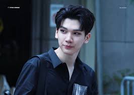 Hyuk hatte sein debüt im mai 2012 als mitglied der südkoreanischen boygroup vixx und begann seine schauspielkarriere 2016 in dem . Vixx S Hyuk Trying To Tame Drunk Hongbin In A Past Livestream Resurfaces In Light Of Recent Controversy Koreaboo