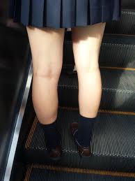 エスカレーターでは女子高生のパンチラ見放題という事実ｗｗｗｗｗｗｗｗｗ | 素人エロ画像やったる夫