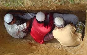 Meskipun sudah berpisah di kehidupan dunia, allah masih memberikan rahmat kepada orang yang beriman untuk bisa memberikan kebaikan. Orang Meninggal Dapat Mengetahui Amal Keluarga Yang Masih Hidup Islami Dot Co