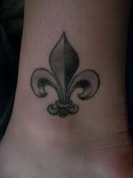 C'est un motif que l'on trouvera beau à tout âge, et dont on se lasse donc peu facilement. Tatouage Fleur De Lys Tattoos Piercings