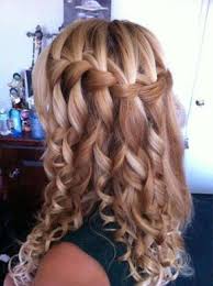 I look da provare per capelli medi, lunghi e corti. Capelli Lunghi E Boccolosi Messi In Risalto Da Un Elaborato Semiraccolto Tra Le Acconciature P Hair Styles Waterfall Braid Hairstyle Waterfall Braid With Curls