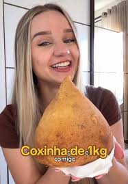 Os Três Cachorros Comendo Coxinha