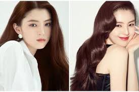 Atasan dan bawahan ini pun tampak anggun dikenakannya, ditambah dengan aksesoris sling bag berwarna senada dari joygryson dan rambut yang ia biarkan lurus terurai. Drama Nevertheless Bikin Geregetan Baju Han So Hee Saat Perankan Na Bi Tak Kalah Gereget Harganya Capai Rp50 Juta Semua Halaman Stylo