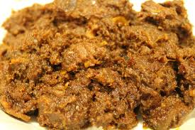 Panaskan minyak, lalu tumis bumbu halus, daun kunyit, daun jeruk, serai dan pekak sampai tercium harum. Rendang Daging Minang Azie Kitchen