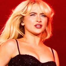 Sabrina Carpenter's Priceless Reaction to Benson Boone's VMA Backflips Has  Fans "Screaming"